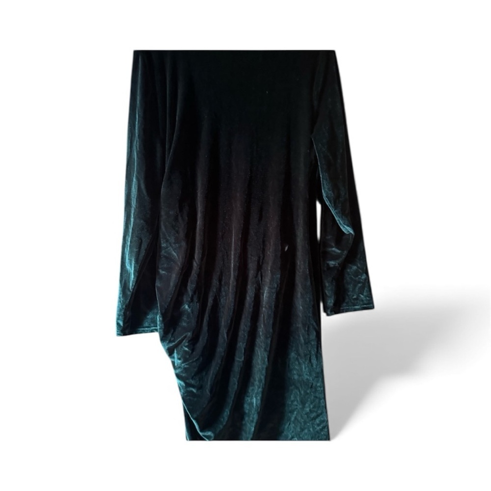 Elegant Velvet Wrap Dress in emerald green - Picture 3 of 7